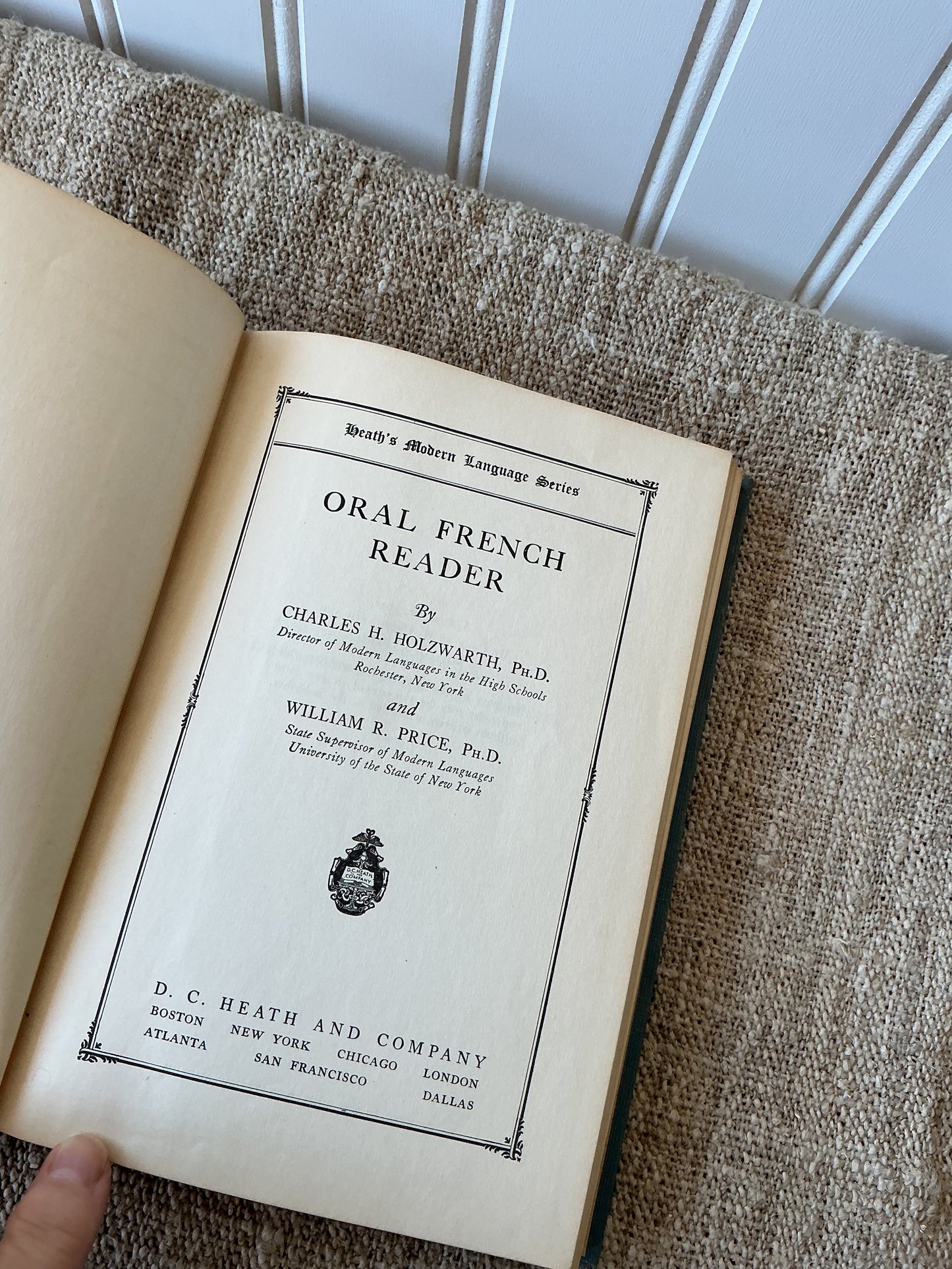 1931 Pretty Blue French Reader